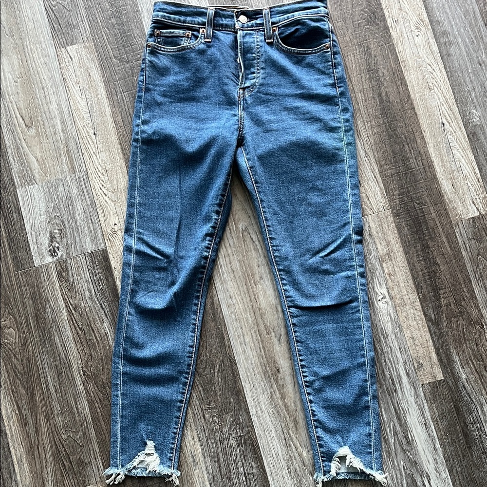 LEVIS | Blue Wedgie Skinny Jeans with Frayed Ankle